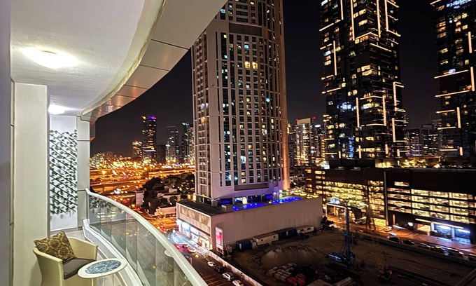 Dubai Media City Apartment | Stylish King Suite in Dubai Marina – Perfect Workspace & Nightlife