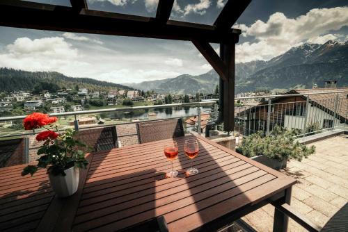 Laax Apartment | Stylish Lakeview Apartment Balcony & Free Parking