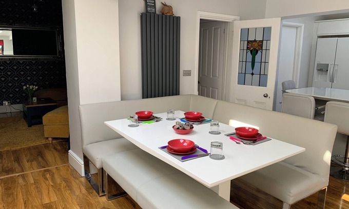 Brighton House | Stylish, Light-Filled Room with Private Bathroom in a Quiet Brighton Home