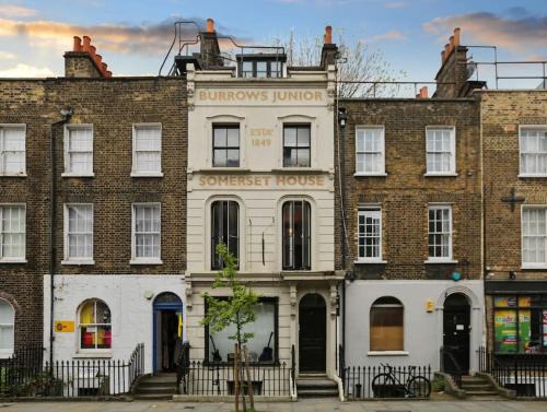 Whitechapel Apartment | Stylish London Townhouse, Perfect for Large Groups, Convenient public transport links, Close to Tower Bridge and London Liverpool Street