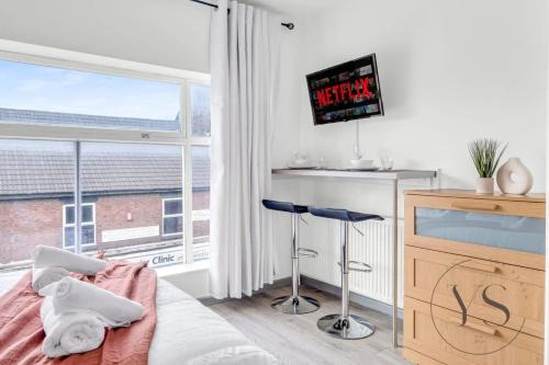 Stoke-on-Trent Apartment | Stylish Longton Studio 2A Near Alton Towers with Smart TV & Kitchenette