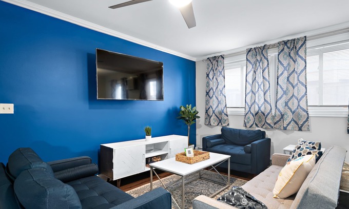 Oak Park Apartment | Stylish Luxe King bed w/Free Parkng near DT Oak Pk