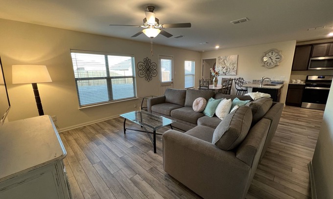 Forney House | Stylish Modern 3BD 2BA 30 minutes to Downtown Dallas Free HS-WiFi