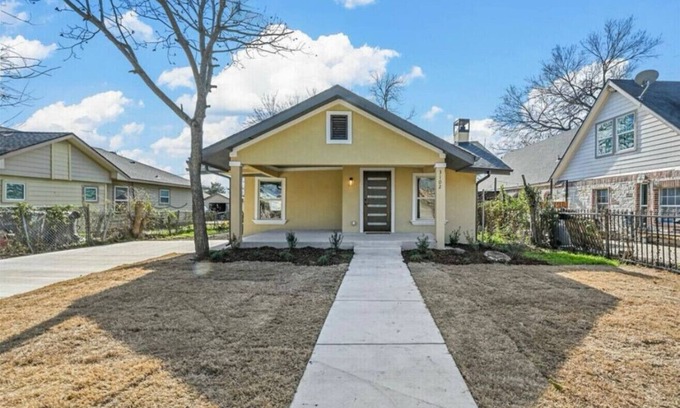 South Dallas - Fair Park House | Stylish Modern Oasis in Dallas with Pool Table