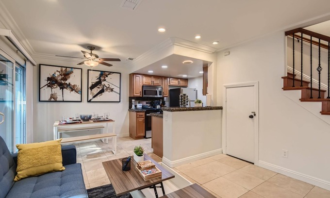 Downtown House | Stylish- Multi-Level- Patio- Games - Fast WIFI-CM3