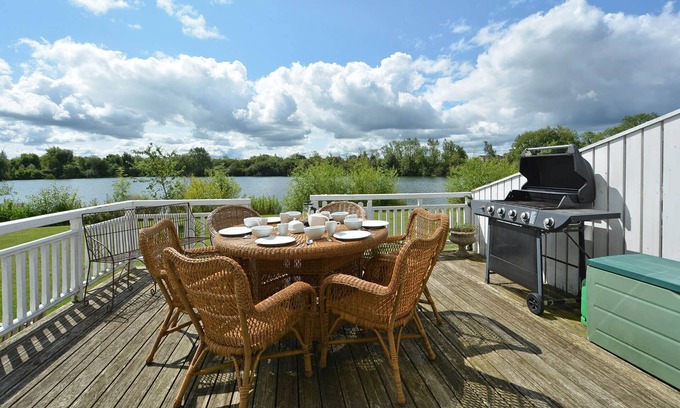 South Cerney House | Stylish New England lakeside retreat in the Cotswold Water Park