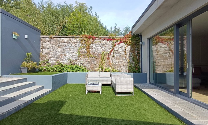 Donegal House | Stylish & New| In Heart of Town | Garden & Firepit