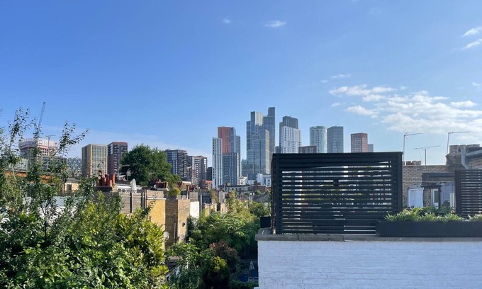 Nine Elms House | Stylish renovated Victorian house in London Zone 1 garden roof terrace
