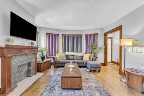 Cleveland House | Stylish Retreat by Shaker Square, Fast WiFi, Porch