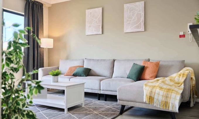 East Perth Apartment | Stylish Retreat | Central | Pool | 65'" TV