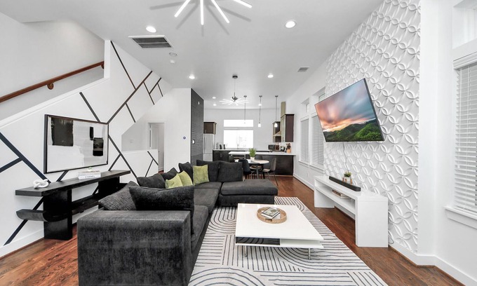 East Downtown Houston House | Stylish Rooftop East Downtown 3BR Near Everything