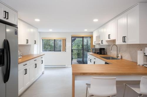 West Vancouver Apartment | Stylish Scenic Oasis 3-Bed Suite West Van