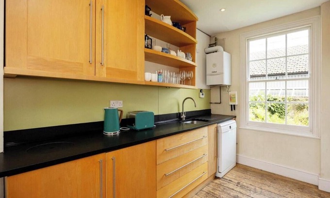 St Luke's Apartment | "Stylish Shoreditch Townhouse: Light-Filled, Vibrant Design, Central Location