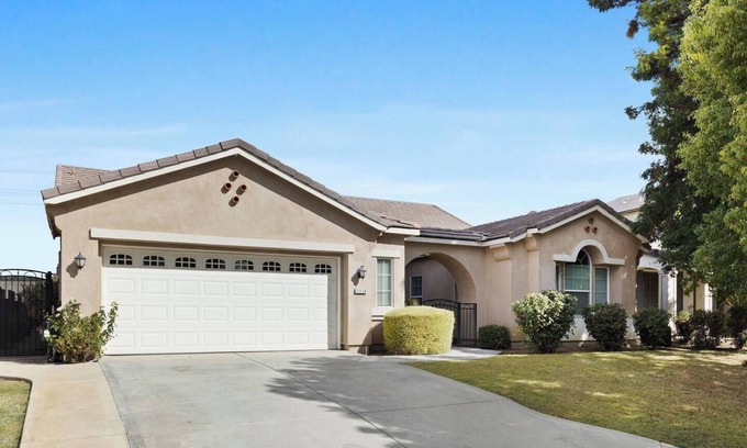 Greenacres House | Stylish Silver Falls 4BR KING Master Game Room