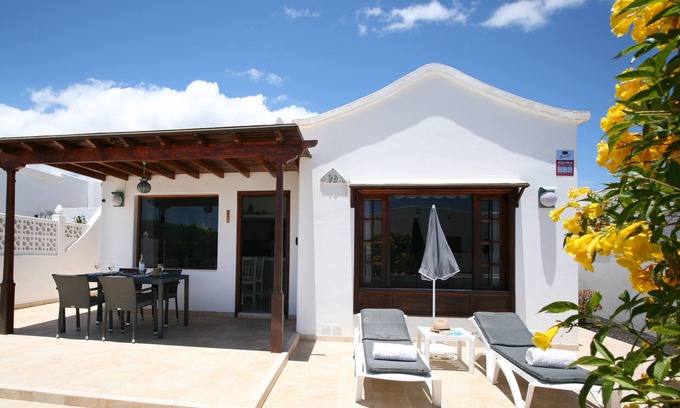 Los Pocillos Villa | Stylish & spacious villa with terrace & garden