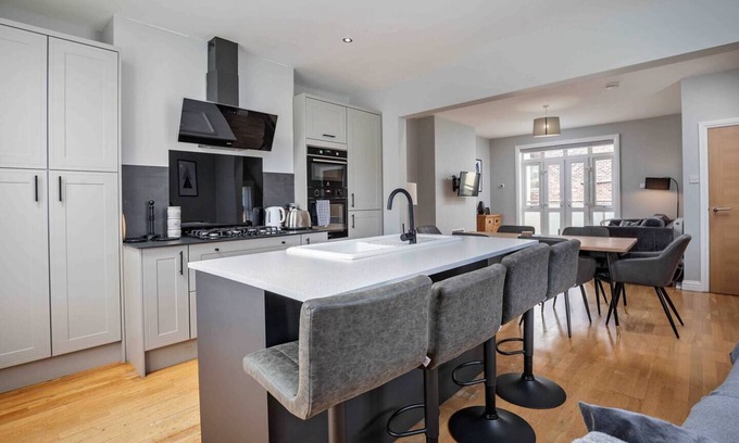 Sheffield Apartment | Stylish & Spacious 3 Bed Apartment with Parking