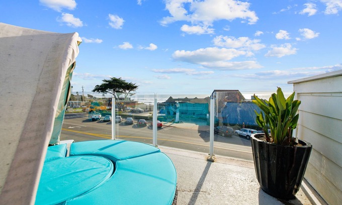 Cayucos Apartment | Stylish studio with ocean views, balcony, fireplace, picnic area & firepit