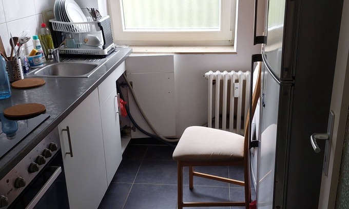 Neumuhlen-Dietrichsdorf Apartment | Stylish Studio with WiFi Near Kiel Port with Sea Views & Park Nearby.
