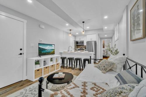 Jasper Place House | Stylish Suite-NearWEM-4 Bed-Central