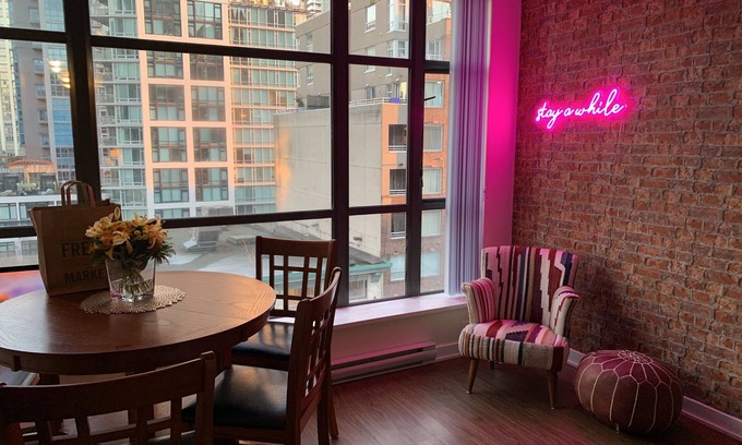 Downtown Vancouver Apartment | Stylish Top Floor 1-bedroom in Downtown Vancouver