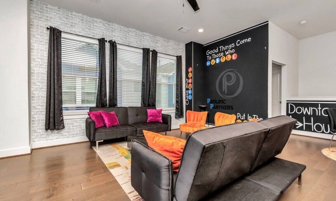 Riverside Terrace House | Stylish Townhouse in Central Houston