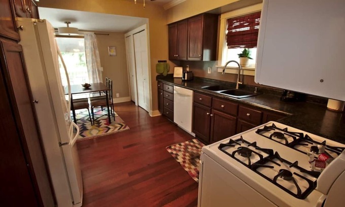 Madison House | Stylish & Updated Bungalow