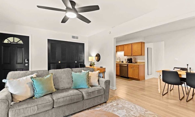 Royal Oak Apartment | Stylish Upper Apartment | King Bed | Conveniently