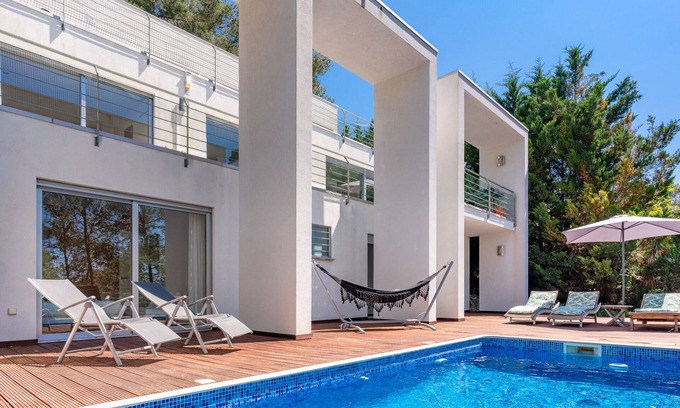 Olivella Villa | Stylish Villa Lucere with Private Pool and A/C close to Sitges