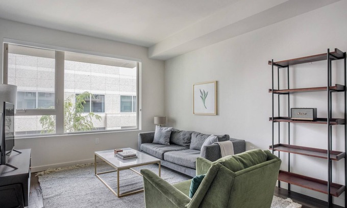 West Los Angeles Apartment | Stylish West LA 1BR w/Pool, Gym & BBQ, nr Restaurants, by Blueground