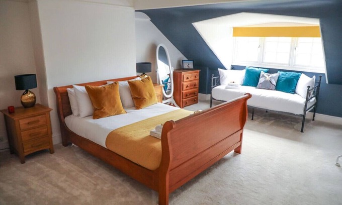 Hoylake House | Stylishly decorated 3 bed home close to the sea