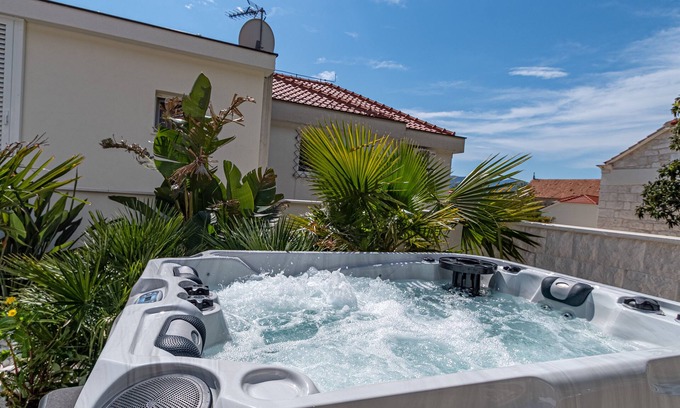 Cove Tri Zala (Zrnovo) House | Suartini Jacuzzi Apartment