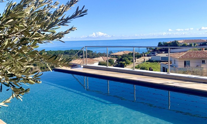 Solenzara Villa | Sublime Villa vue mer Avec Piscine à Débordement