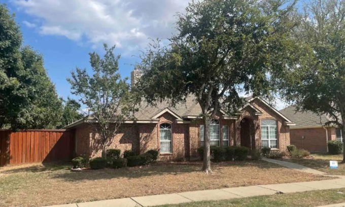 Allen House | Suburban Home Cozy & Convenient!