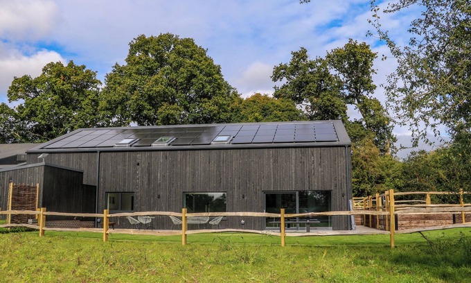 West Meon Cottage | SUETTS FARM BARNS, family friendly, with a garden in Bishop's Waltham