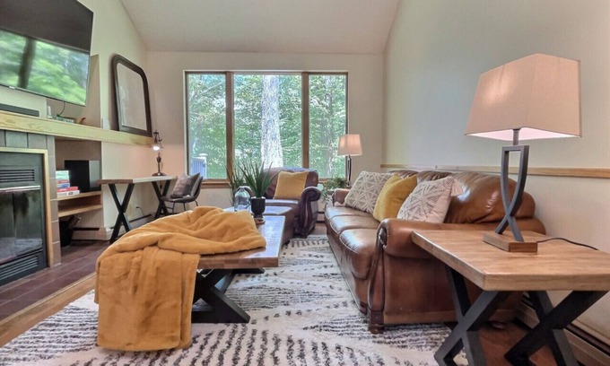 Killington Apartment | SugarBear- Pool, AC, Sauna, Gym, Tennis!