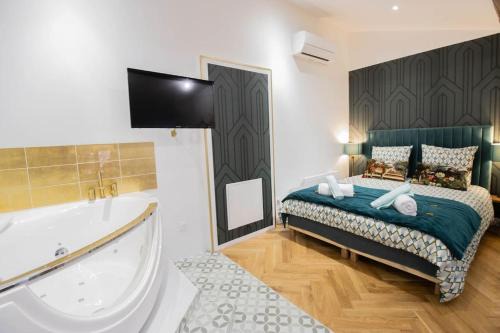 Jacquard - Prefecture Apartment | Suite Émeraude - Jacuzzi