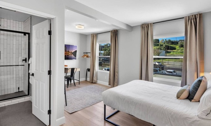 Vista Apartment | Suite#06 · Large room. Queen Bed. Workspace. ❤ of Downtown