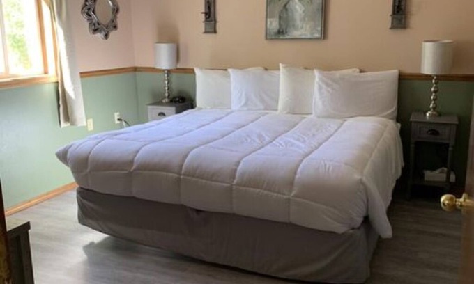 Helena Apartment | Suite 32 - King Suite