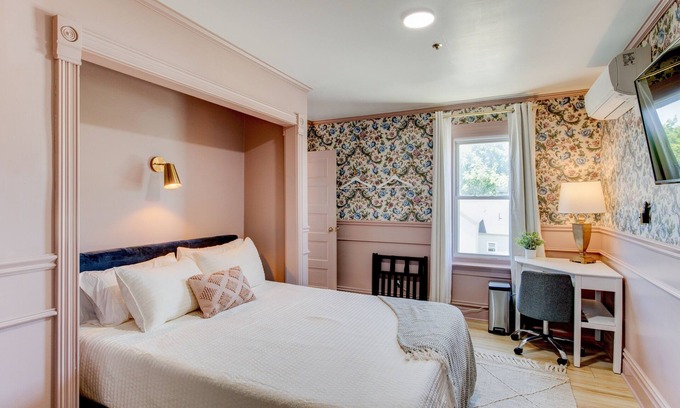 Springville Hotel | Suite 4 | Historic Art City Inn