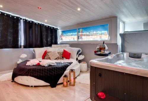 Republique Apartment | SUITE BROOKLYN JACUZZI