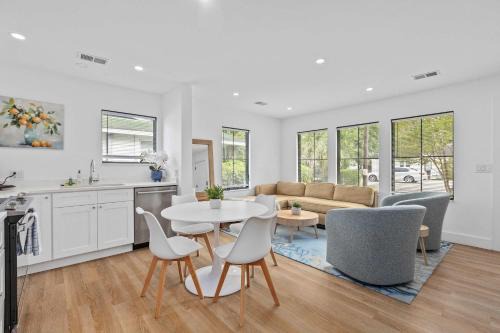 West Ashley House | Suite Magnolia Hot Tub & Pet Friendly Mins 2 Dwtn