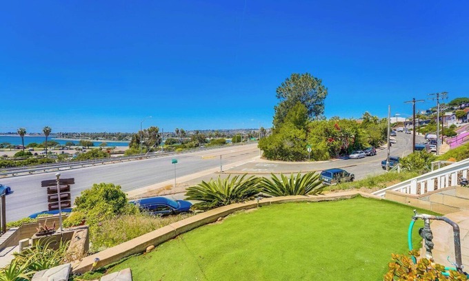 Bay Park House | Summer at BayView House, bring fido!