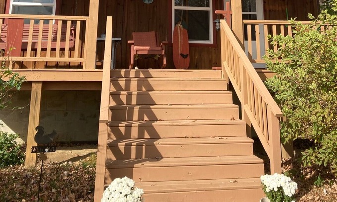 Glouster House | Summer's here! Hike, boat, kayak, campfires! Burr Oak SP and Lake. Sleeps 4.