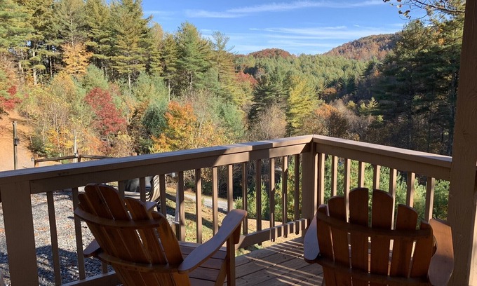 West Jefferson Cabin | SUMMER SPECIAL — Book 5 nights 6+7th FREE — LOG CABIN with Privacy+ Firepit