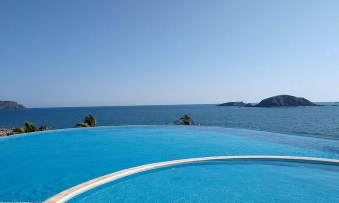 Ixtapa Villa | Sun and security, for your family.