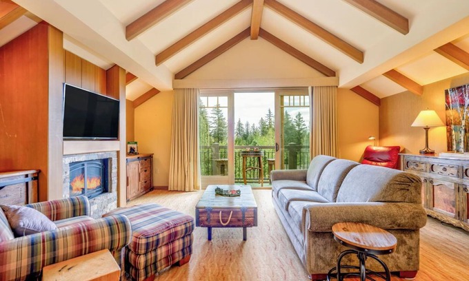 Cle Elum Condo | Suncadia Lodge Penthouse with Full Kitchen & Balcony