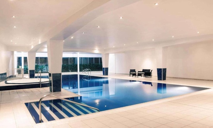Adamsdown Apartment | Sunday Cardiff Holland House & Spa Queen Rm & view