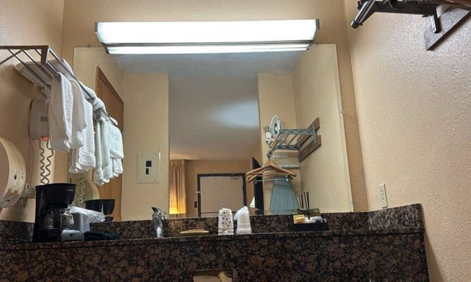 Forsyth Hotel | Sundowner Inn by Capital O Forsyth I 94