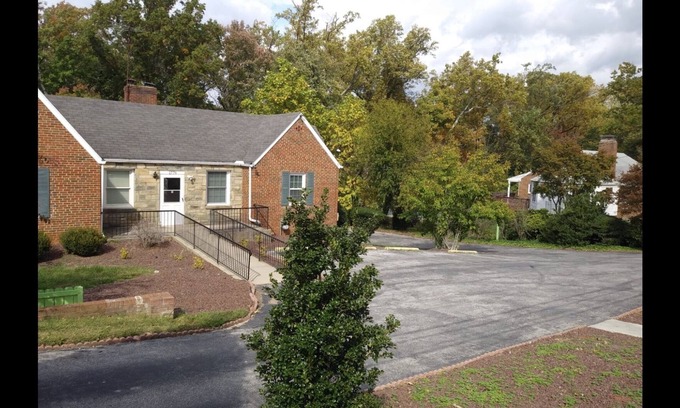Hillandale House | Sunlight floor apartment in a house w/private parking near Washington DC