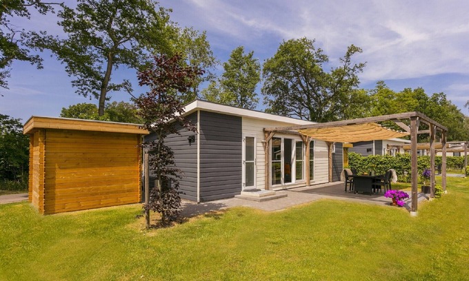 Lochem Ski Chalet | Sunlit Chalet by the Pond